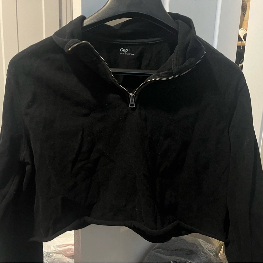 Cropped gap collar neck
